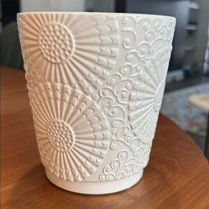 🌻 Lightweight White flower pot with floral design
